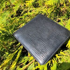 LOUIS Vuitton Black Epi Men Bifold Wallet